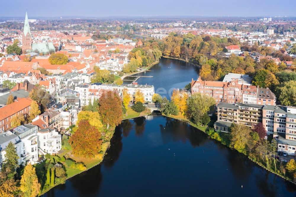 Lübeck from the bird's eye view: Riparian areas on the lake area of Muehlenteich in Luebeck in the state Schleswig-Holstein