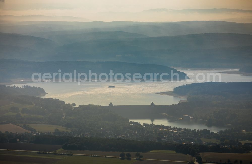 Möhnesee from the bird's eye view: Riparian areas on the lake area of Moehnesee in Moehnesee in the state North Rhine-Westphalia, Germany