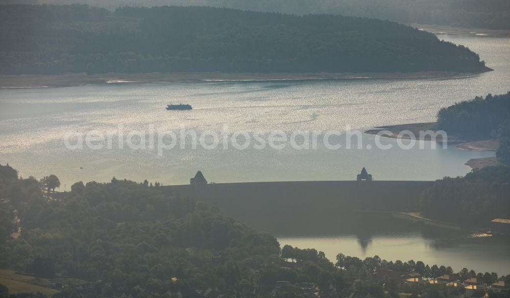 Aerial photograph Möhnesee - Riparian areas on the lake area of Moehnesee in Moehnesee in the state North Rhine-Westphalia, Germany