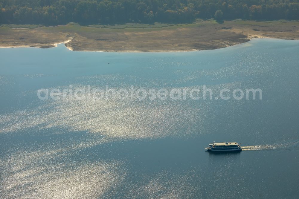 Aerial photograph Möhnesee - Riparian areas on the lake area of Moehnesee in Moehnesee in the state North Rhine-Westphalia, Germany