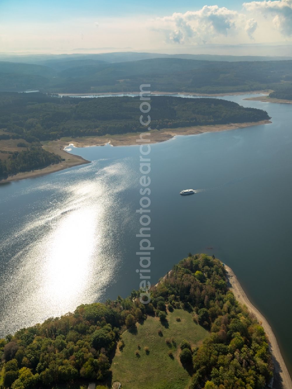 Aerial image Möhnesee - Riparian areas on the lake area of Moehnesee in Moehnesee in the state North Rhine-Westphalia, Germany