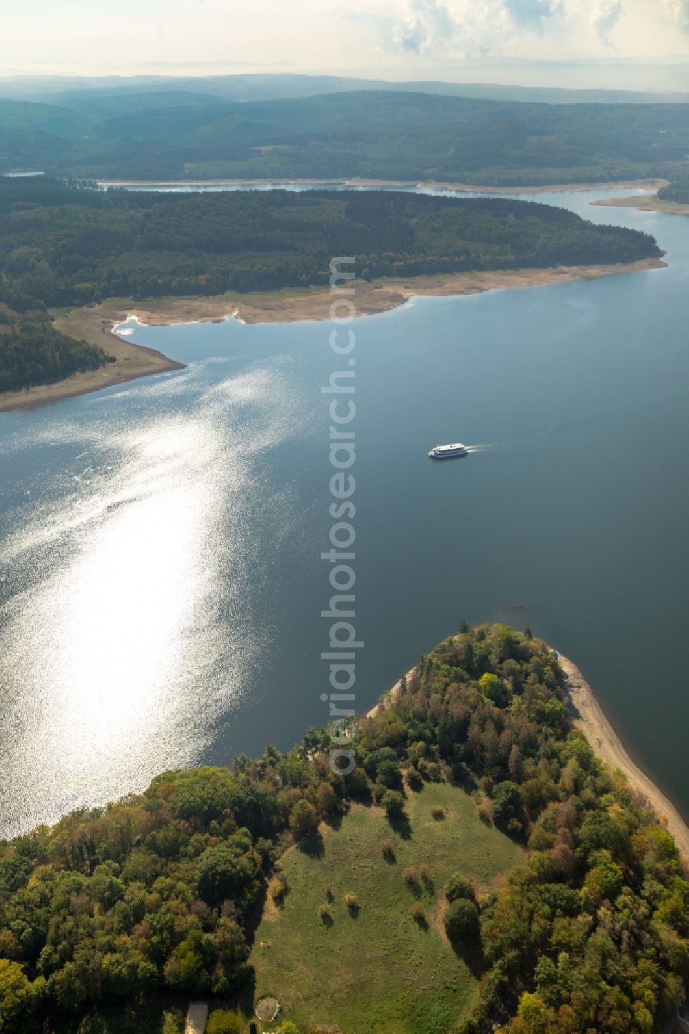 Aerial photograph Möhnesee - Riparian areas on the lake area of Moehnesee in Moehnesee in the state North Rhine-Westphalia, Germany