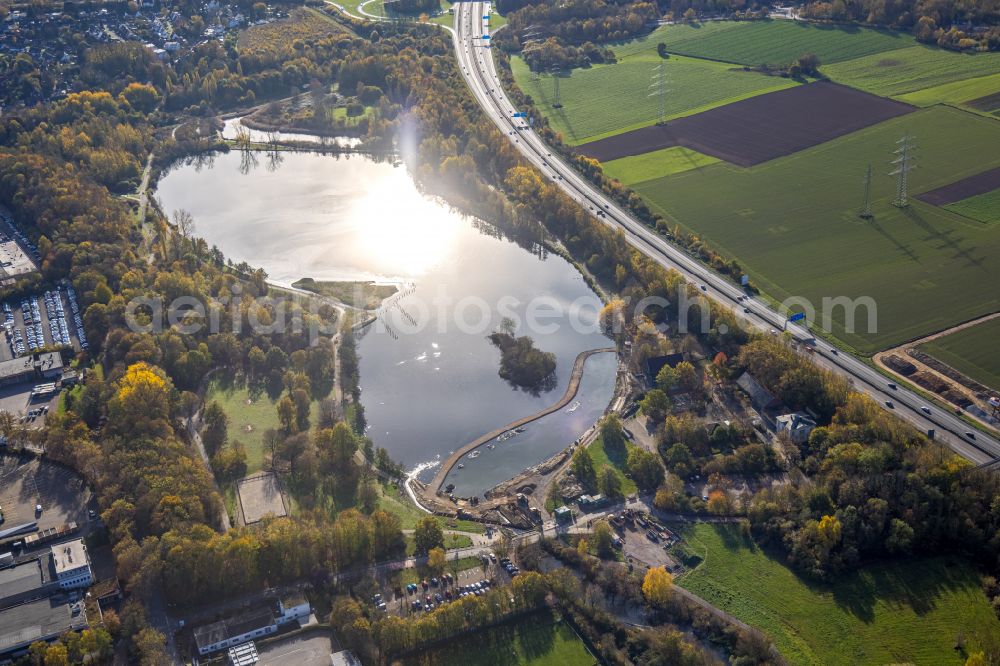 Bochum from the bird's eye view: riparian areas on the lake area of Uemminger See in Bochum in the state North Rhine-Westphalia, Germany