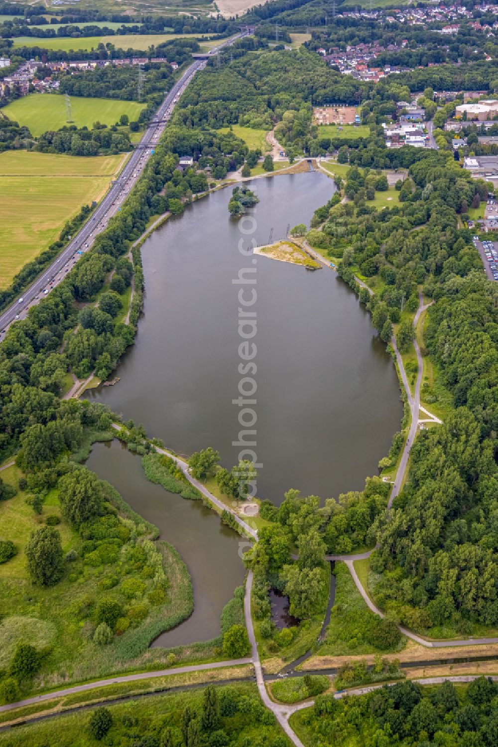 Aerial photograph Bochum - riparian areas on the lake area of Uemminger See in Bochum in the state North Rhine-Westphalia, Germany