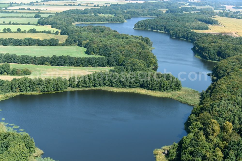 Aerial photograph Neuhof - Riparian areas on the lake area of Neuenkirchener See in Neuhof in the state Mecklenburg - Western Pomerania