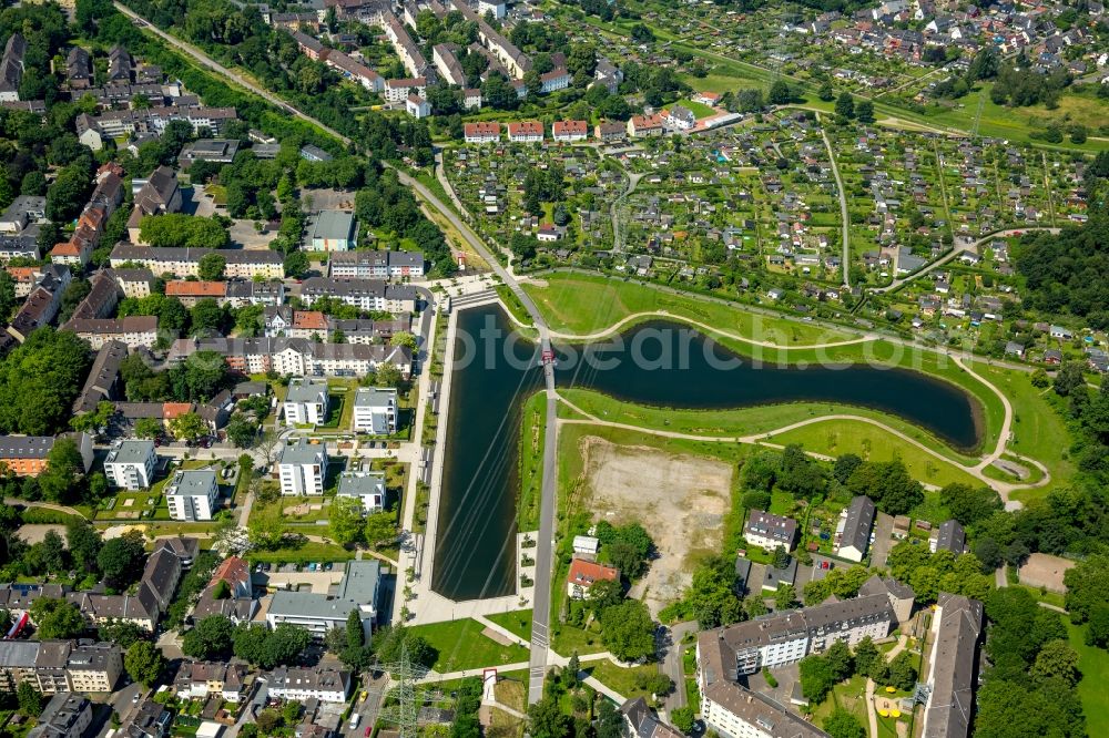 Aerial image Essen - Riparian areas on the lake area of Niederfeldsee in Essen in the state North Rhine-Westphalia