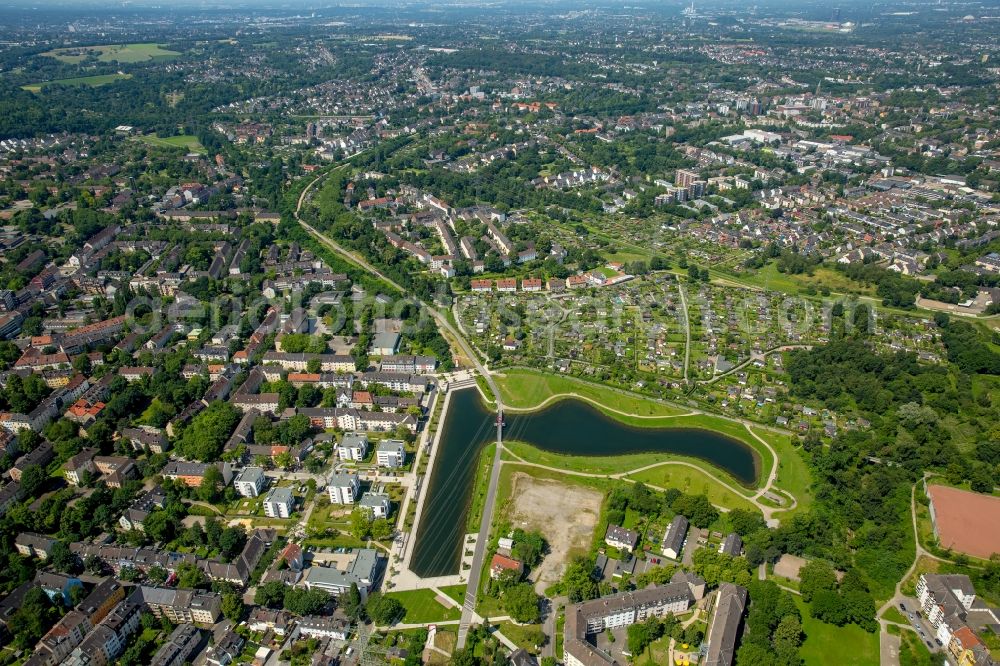 Aerial photograph Essen - Riparian areas on the lake area of Niederfeldsee in Essen in the state North Rhine-Westphalia