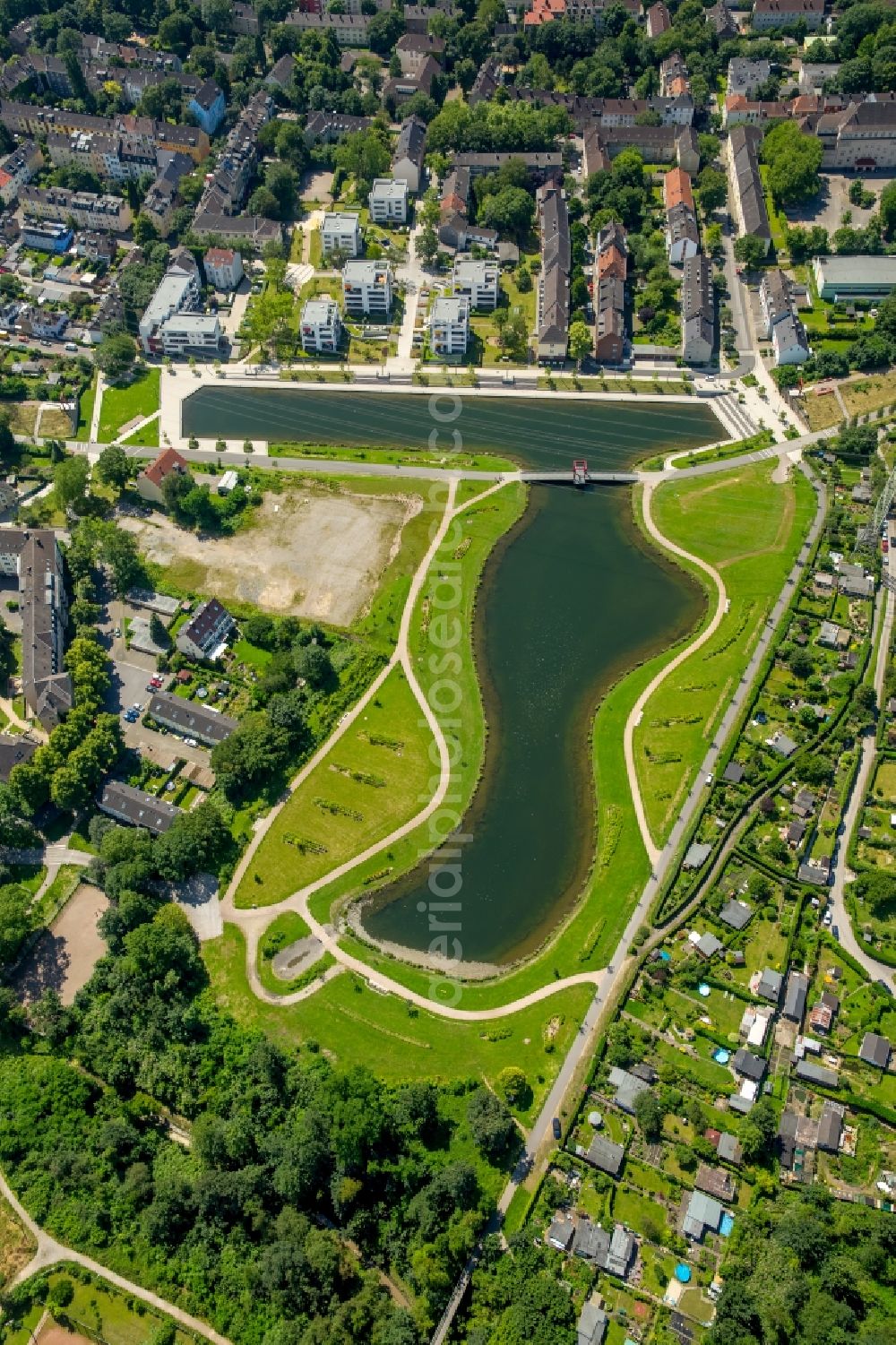 Essen from above - Riparian areas on the lake area of Niederfeldsee in Essen in the state North Rhine-Westphalia