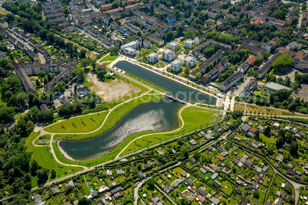 Aerial image Essen - Riparian areas on the lake area of Niederfeldsee in Essen in the state North Rhine-Westphalia