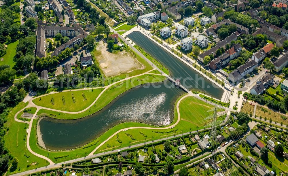 Aerial photograph Essen - Riparian areas on the lake area of Niederfeldsee in Essen in the state North Rhine-Westphalia