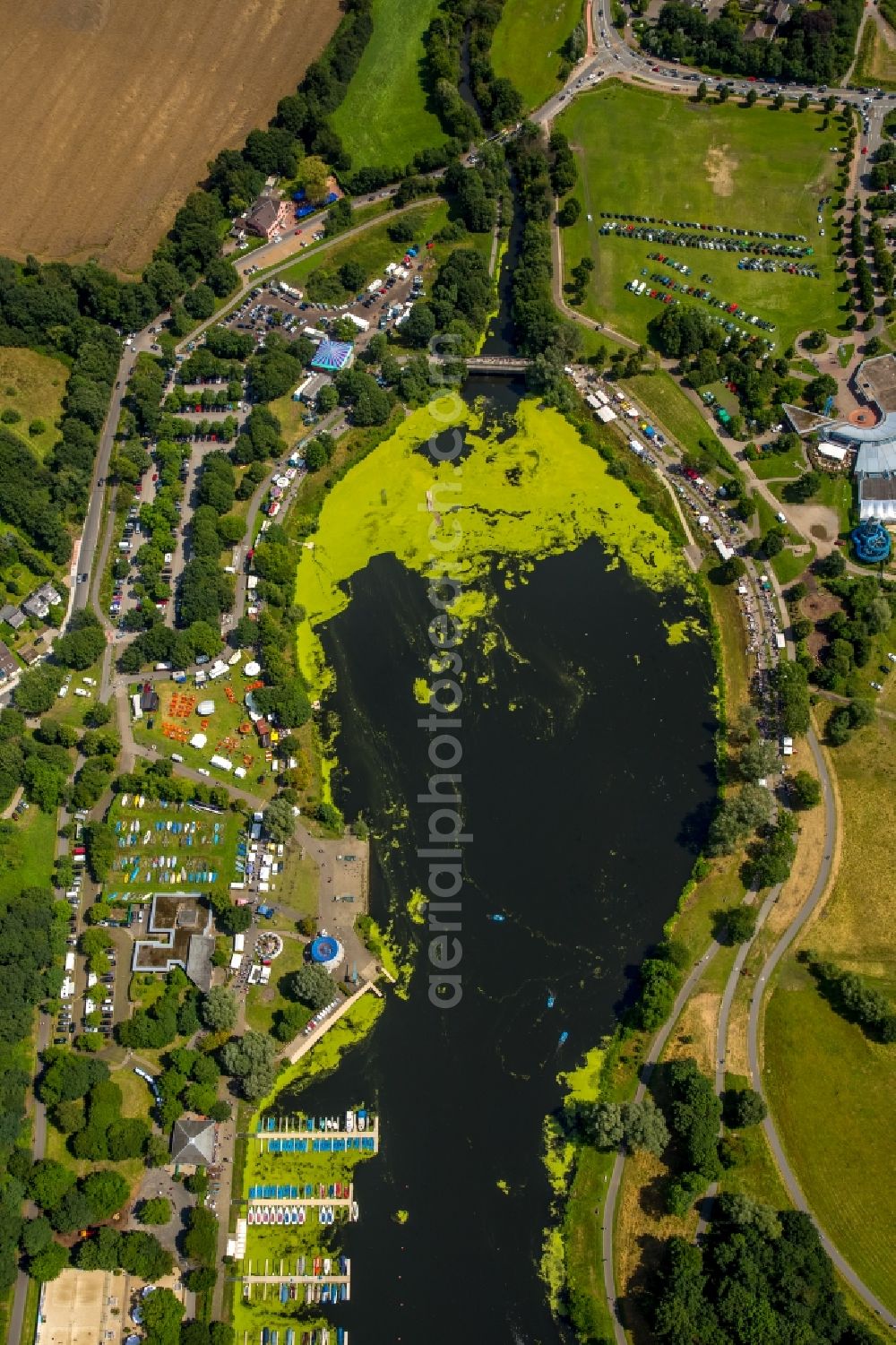 Witten from above - Riparian areas on the lake area of Oelbach in Witten in the state North Rhine-Westphalia. Also shown is the Freizeitzentrum Kemnade