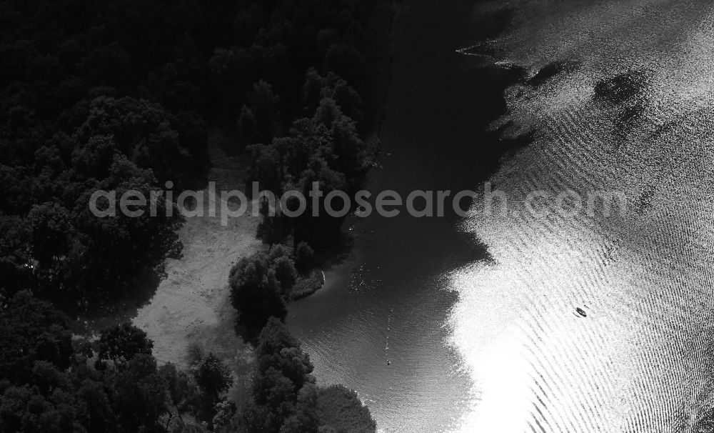 Steinförde from the bird's eye view: Riparian areas on the lake area of Peetschsee in Steinfoerde in the state Brandenburg