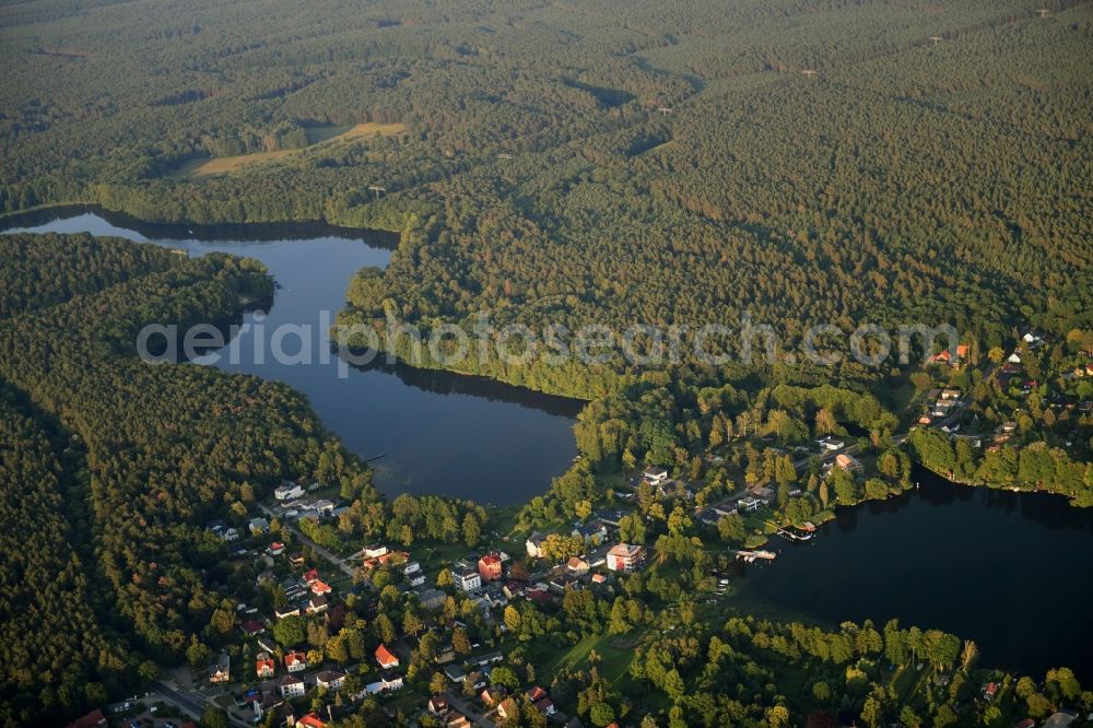 Aerial image Alt Buchhorst - Riparian areas on the lake area of Peetzsee - Moellensee in Alt Buchhorst in the state Brandenburg, Germany