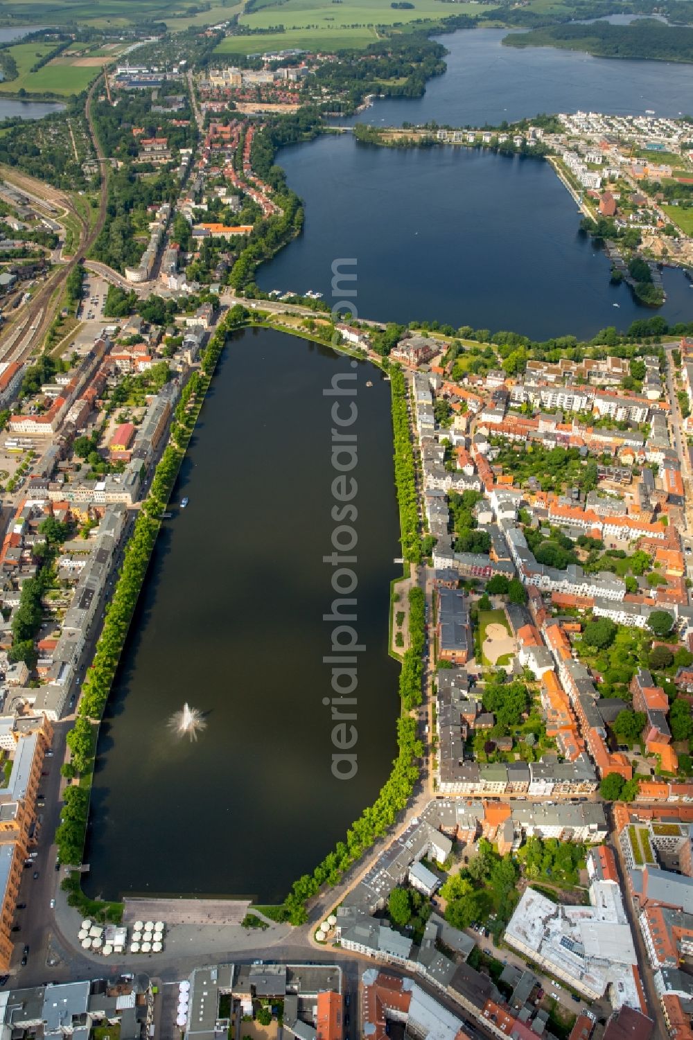 Schwerin from the bird's eye view: Riparian areas on the lake area of Pfaffenteich in Schwerin in the state Mecklenburg - Western Pomerania