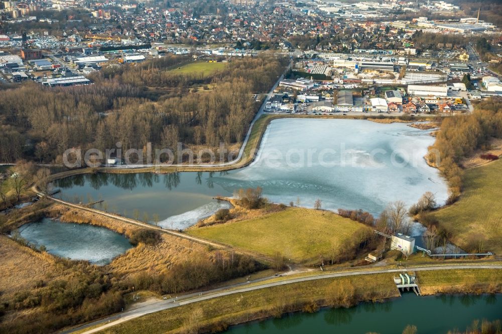 Hamm from above - Riparian areas on the lake area of Radbodsee in the district Bockum-Hoevel in Hamm in the state North Rhine-Westphalia, Germany