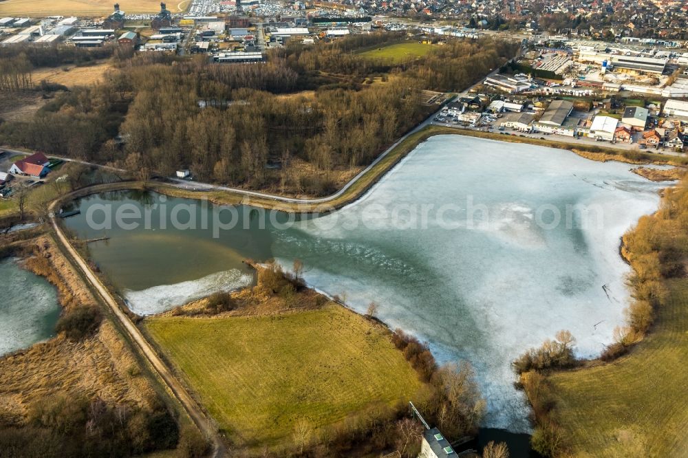 Aerial image Hamm - Riparian areas on the lake area of Radbodsee in the district Bockum-Hoevel in Hamm in the state North Rhine-Westphalia, Germany