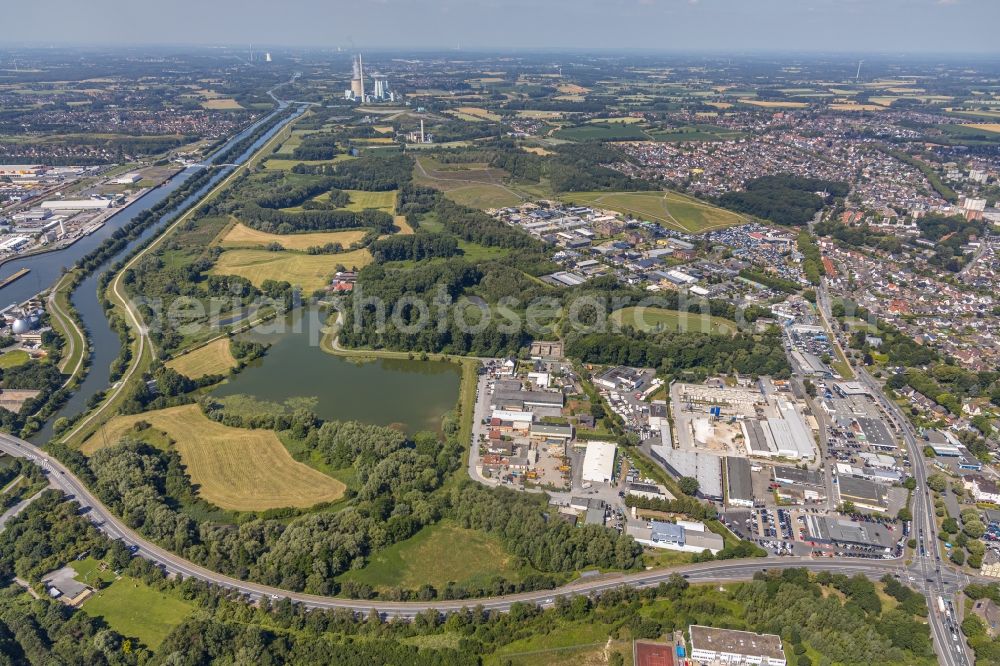 Aerial photograph Hamm - Riparian areas on the lake area of Radbodsee overlooking the local industrial area in the district Bockum-Hoevel in Hamm in the state North Rhine-Westphalia, Germany