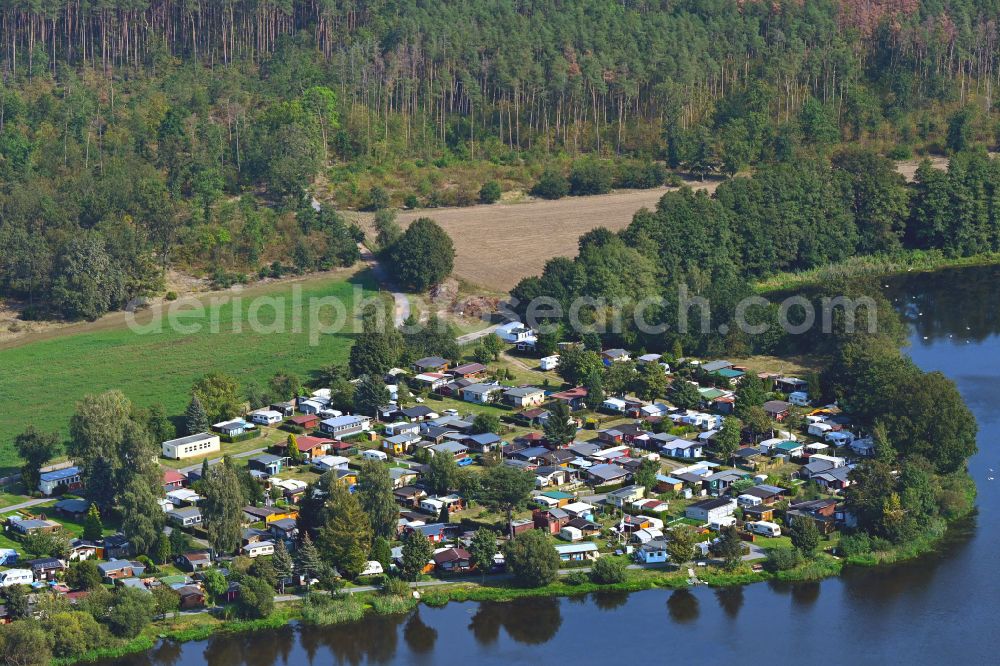 Radeburg from the bird's eye view: Riparian areas on the lake area of Radeburger Stausee with the Campsite Am Roederstausee in Radeburg in the state Saxony, Germany