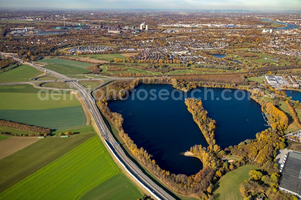 Aerial photograph Duisburg - Riparian areas on the lake area of Rahmer See in Duisburg in the state North Rhine-Westphalia, Germany