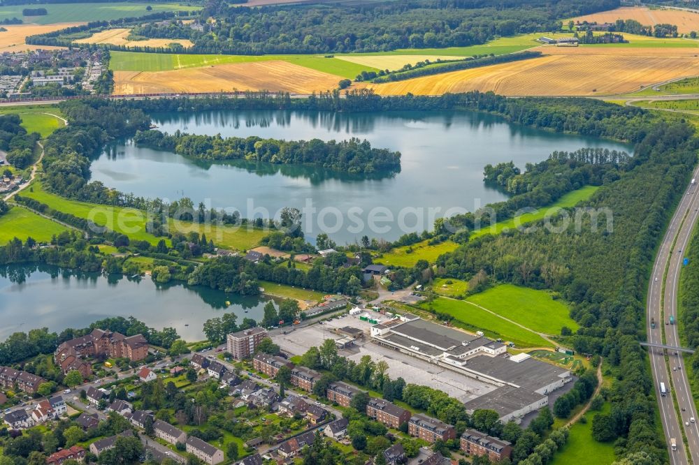 Aerial photograph Duisburg - Riparian areas on the lake area of Rahmer See in Duisburg at Ruhrgebiet in the state North Rhine-Westphalia, Germany