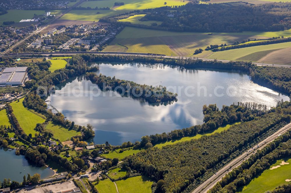 Duisburg from the bird's eye view: Riparian areas on the lake area of Rahmer See in Duisburg in the state North Rhine-Westphalia, Germany