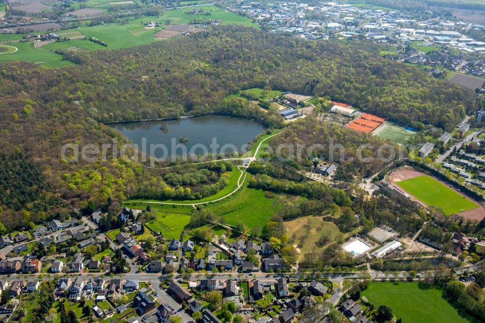 Aerial image Dinslaken - Riparian areas on the lake area of Rotbachsee in Dinslaken in the state North Rhine-Westphalia