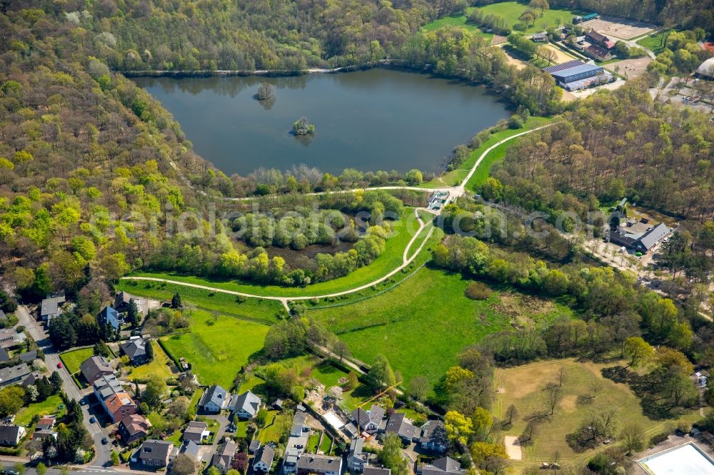 Aerial photograph Dinslaken - Riparian areas on the lake area of Rotbachsee in Dinslaken in the state North Rhine-Westphalia