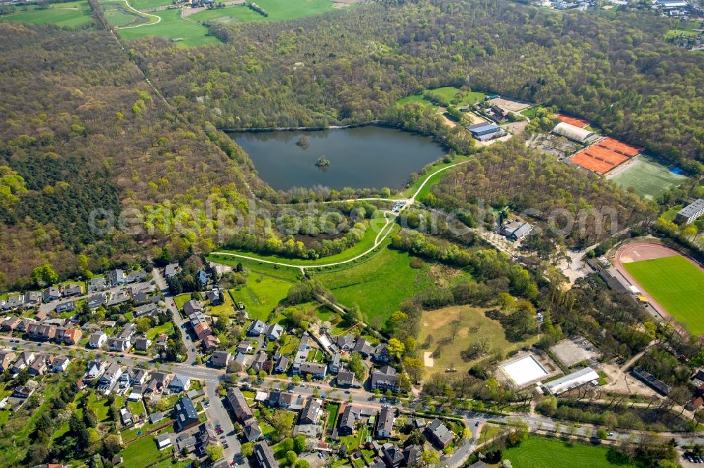 Dinslaken from above - Riparian areas on the lake area of Rotbachsee in Dinslaken in the state North Rhine-Westphalia