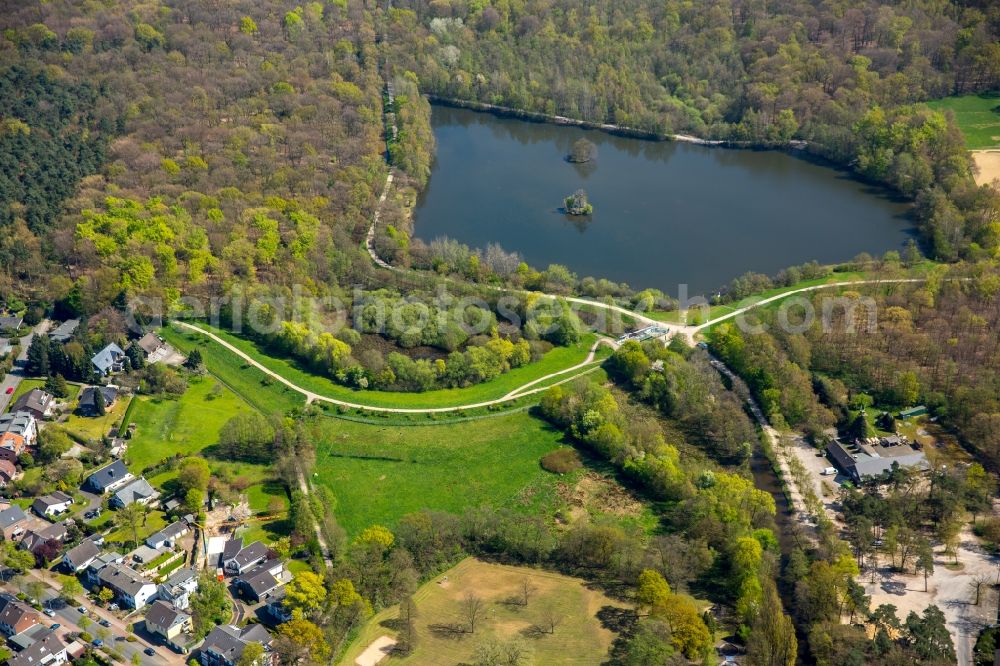 Dinslaken from the bird's eye view: Riparian areas on the lake area of Rotbachsee in Dinslaken in the state North Rhine-Westphalia