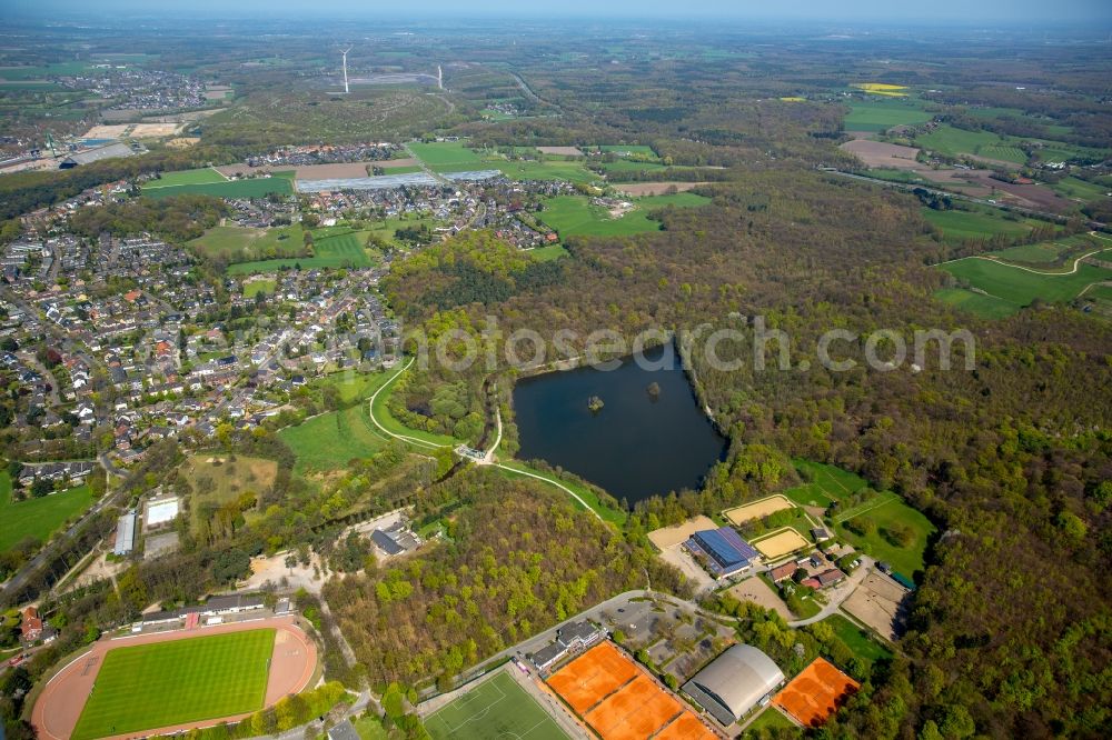 Aerial image Dinslaken - Riparian areas on the lake area of Rotbachsee in Dinslaken in the state North Rhine-Westphalia