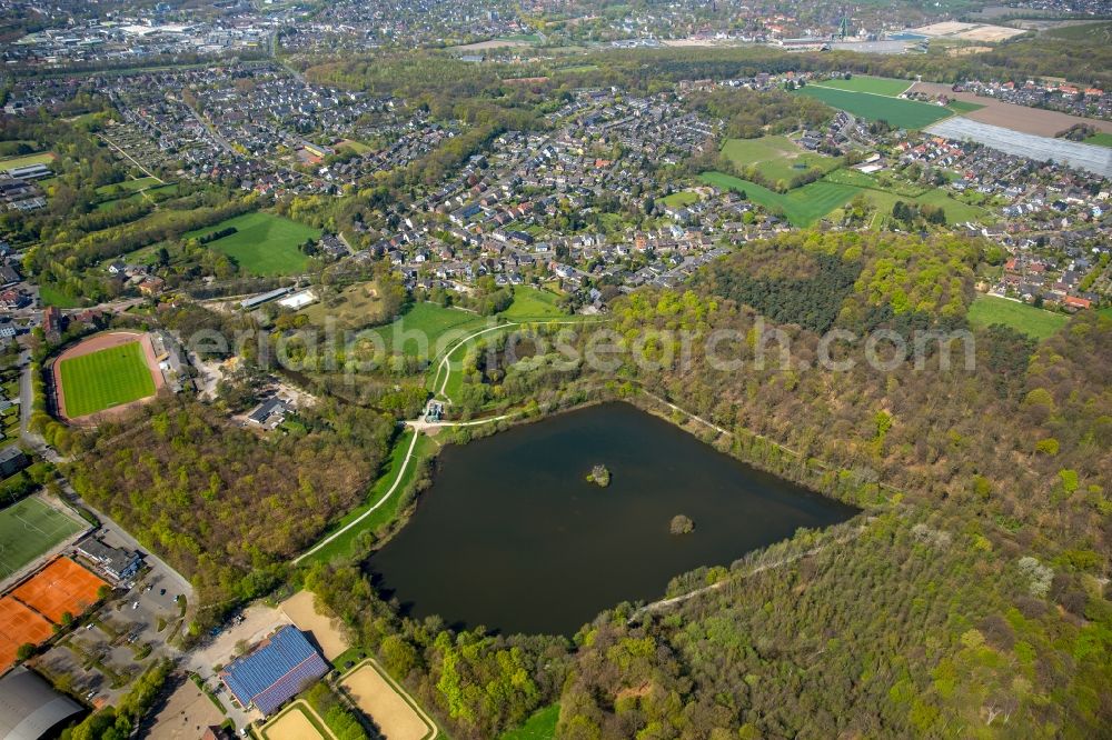 Aerial photograph Dinslaken - Riparian areas on the lake area of Rotbachsee in Dinslaken in the state North Rhine-Westphalia