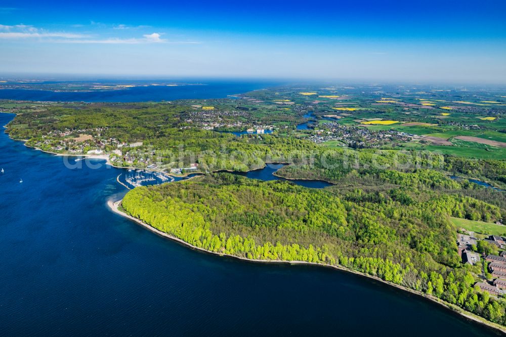 Aerial image Glücksburg - Riparian areas on the lake area of Ruheforst in a forest area on street Uferstrasse in Gluecksburg in the state Schleswig-Holstein, Germany