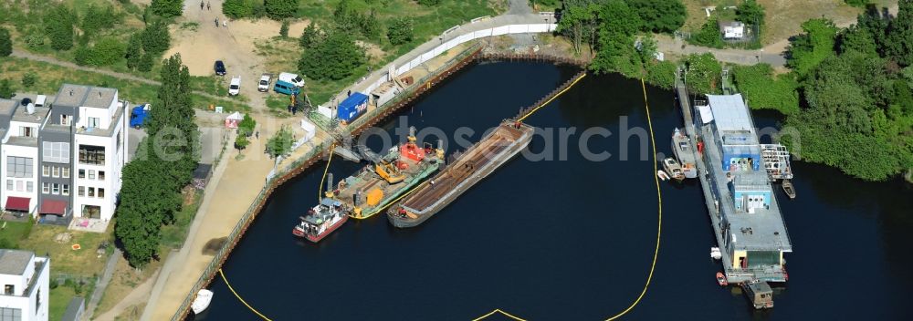 Berlin from the bird's eye view: Riparian areas on the lake area of Rummelsburger See in the district Lichtenberg in Berlin, Germany