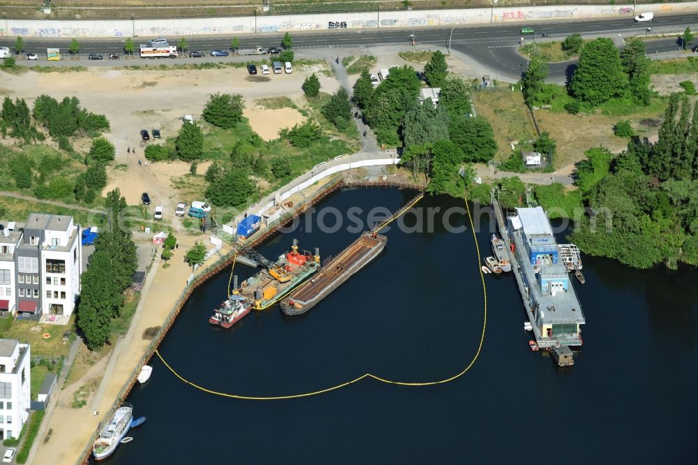 Aerial image Berlin - Riparian areas on the lake area of Rummelsburger See in the district Lichtenberg in Berlin, Germany