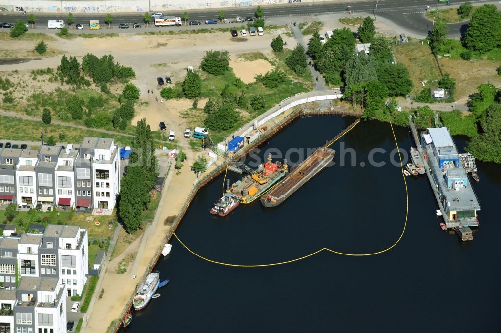 Aerial photograph Berlin - Riparian areas on the lake area of Rummelsburger See in the district Lichtenberg in Berlin, Germany