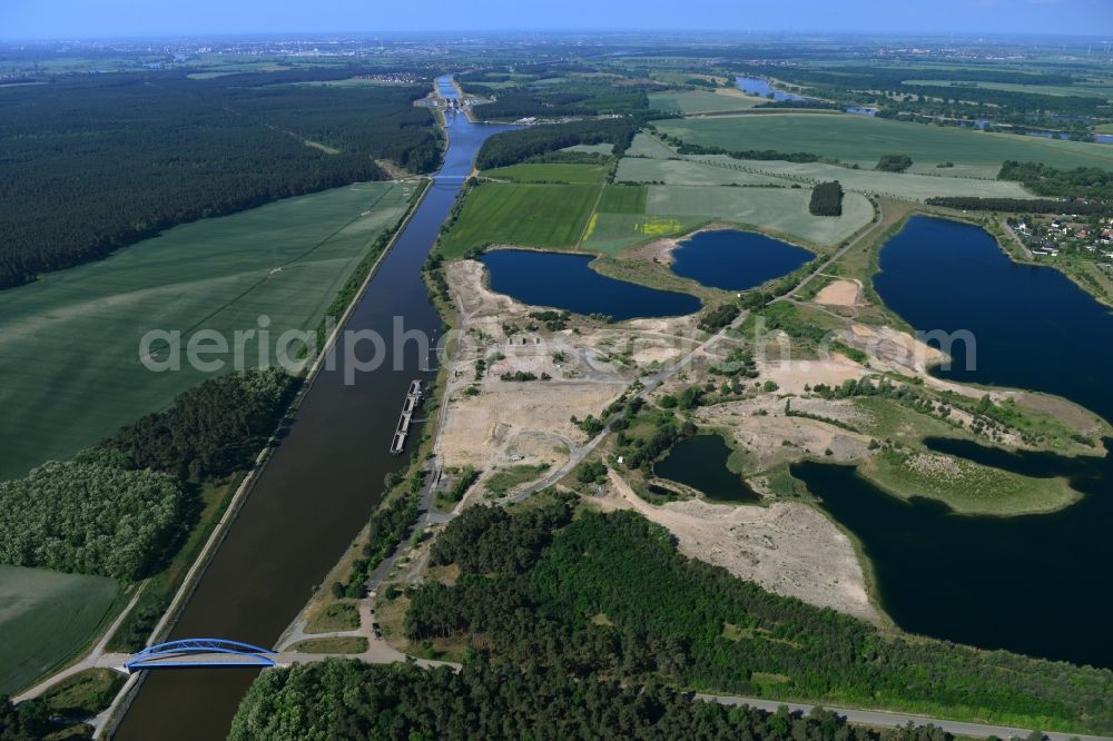 Niegripp from the bird's eye view: Riparian areas on the lake area of the sand deposit areas in Niegripp in the state Saxony-Anhalt