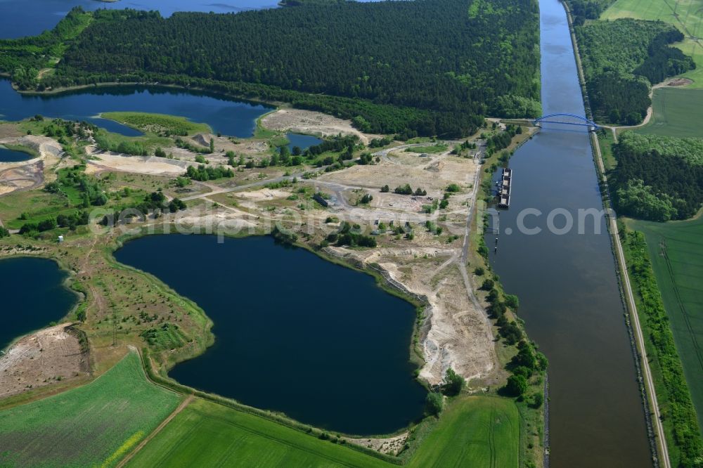 Niegripp from the bird's eye view: Riparian areas on the lake area of the sand deposit areas in Niegripp in the state Saxony-Anhalt