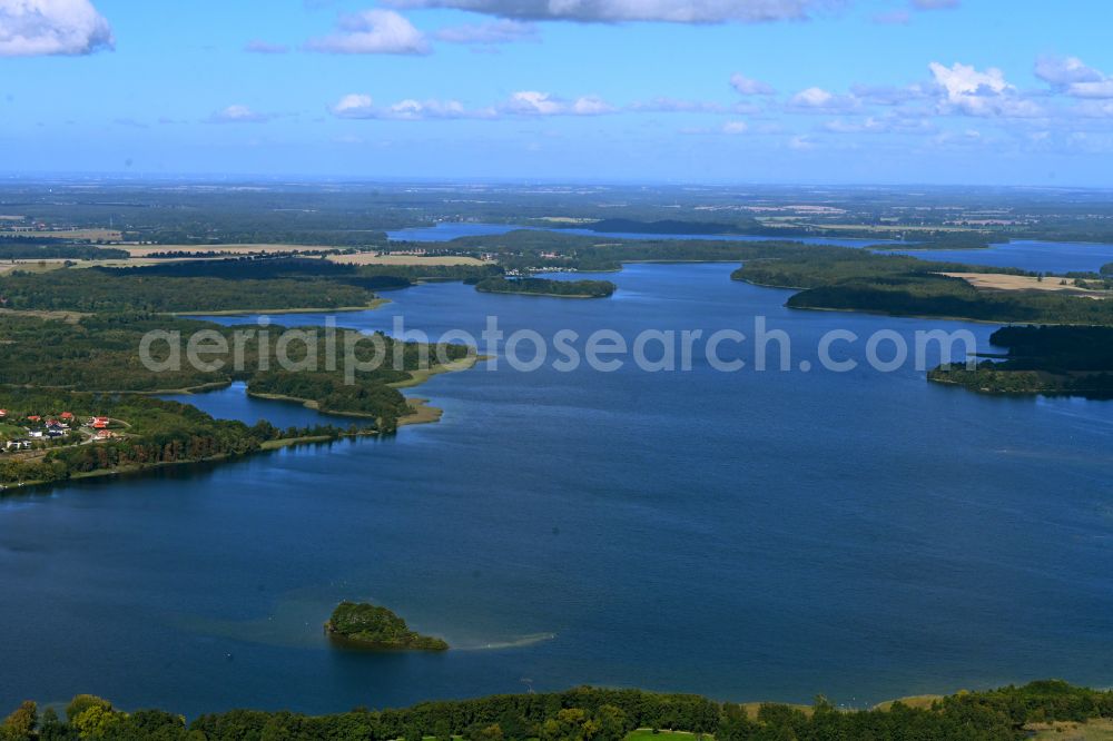 Aerial photograph Zarrentin am Schaalsee - Riparian areas on the lake area of Schaalsee in Zarrentin am Schaalsee in the state Mecklenburg - Western Pomerania, Germany