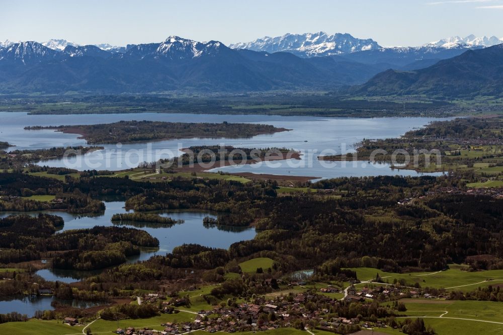 Aerial photograph Rimsting - Riparian areas on the lake area of in the Schafwaschener Bucht on Chiemsee in Rimsting in the state Bavaria, Germany