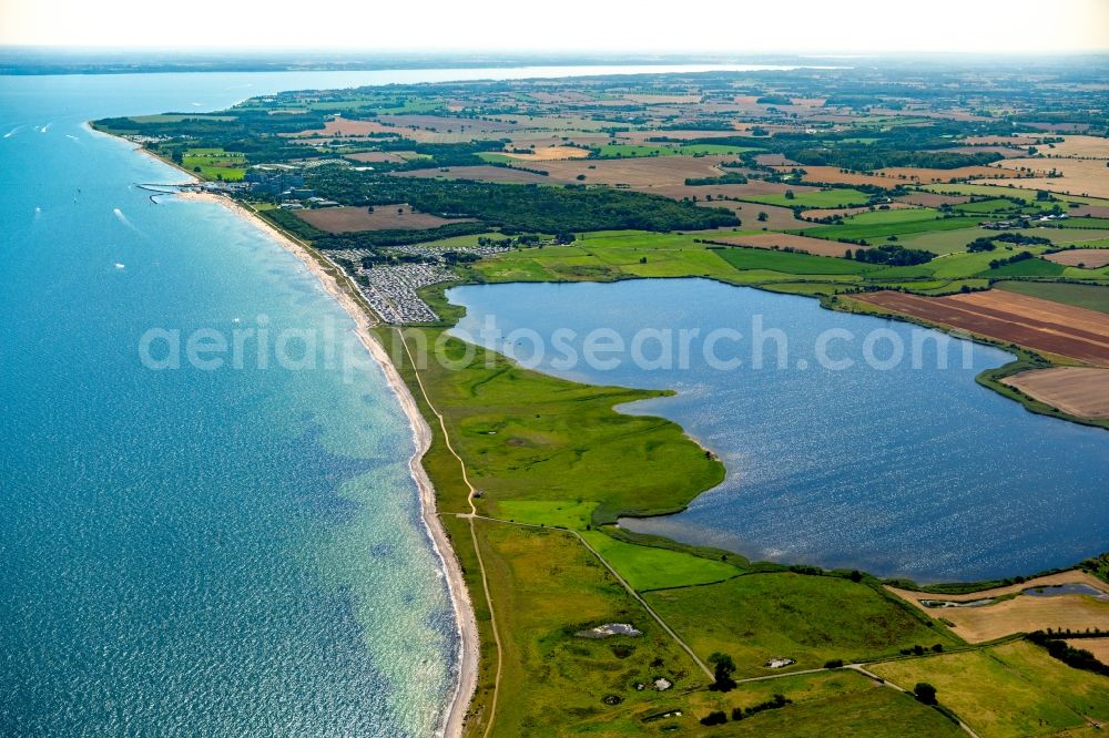 Dörphof from the bird's eye view: Riparian areas on the lake area of Schwansener See in Doerphof in the state Schleswig-Holstein, Germany