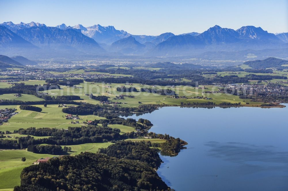 Aerial photograph Seewalchen - Riparian areas on the lake area of in Seewalchen in Salzburg, Austria