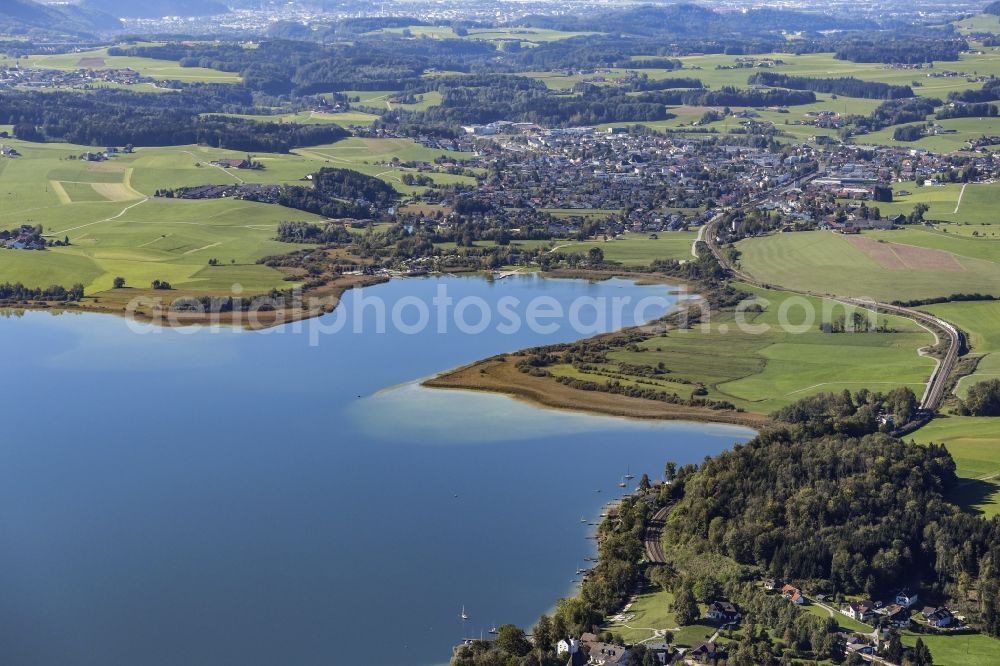 Seewalchen from the bird's eye view: Riparian areas on the lake area of in Seewalchen in Salzburg, Austria