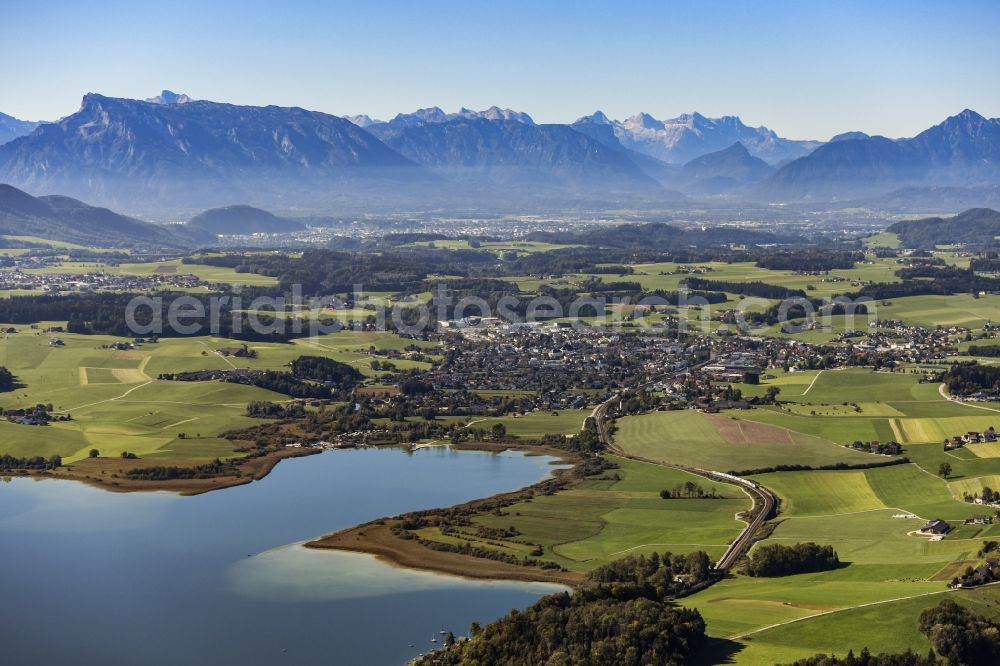 Aerial image Seewalchen - Riparian areas on the lake area of in Seewalchen in Salzburg, Austria