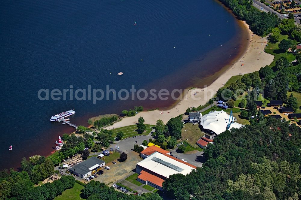 Senftenberg from the bird's eye view: Riparian areas on the lake area of Senftenberger See in the district Grosskoschen in Senftenberg in the state Brandenburg, Germany