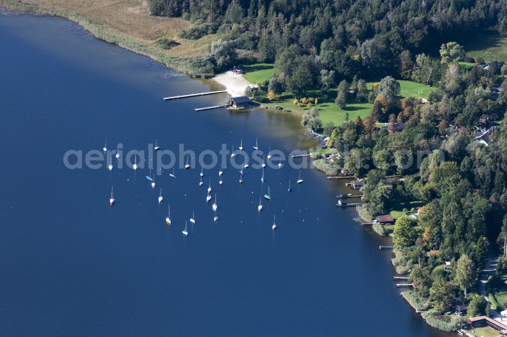 Stephanskirchen from the bird's eye view: Riparian areas on the lake area of Simsee in Stephanskirchen in the state Bavaria, Germany