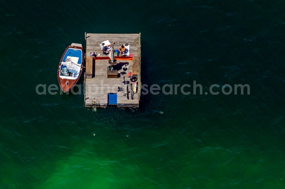 Aerial photograph Feldafing - Riparian areas on the lake area of Starnberger See with a small island in Feldafing at Bodensee in the state Bavaria, Germany