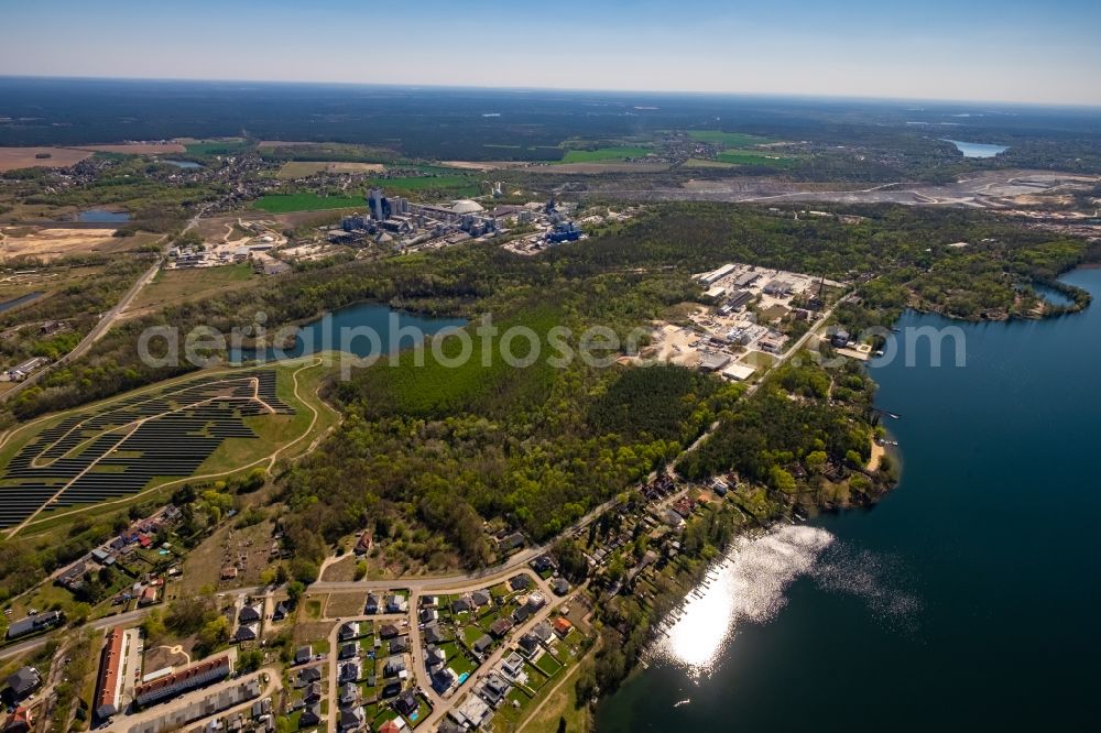 Aerial image Hennickendorf - Shore areas at the lake area of the Stienitz-See with the residential area of the residential park Am Stienitzsee in Hennickendorf in the state Brandenburg, Germany