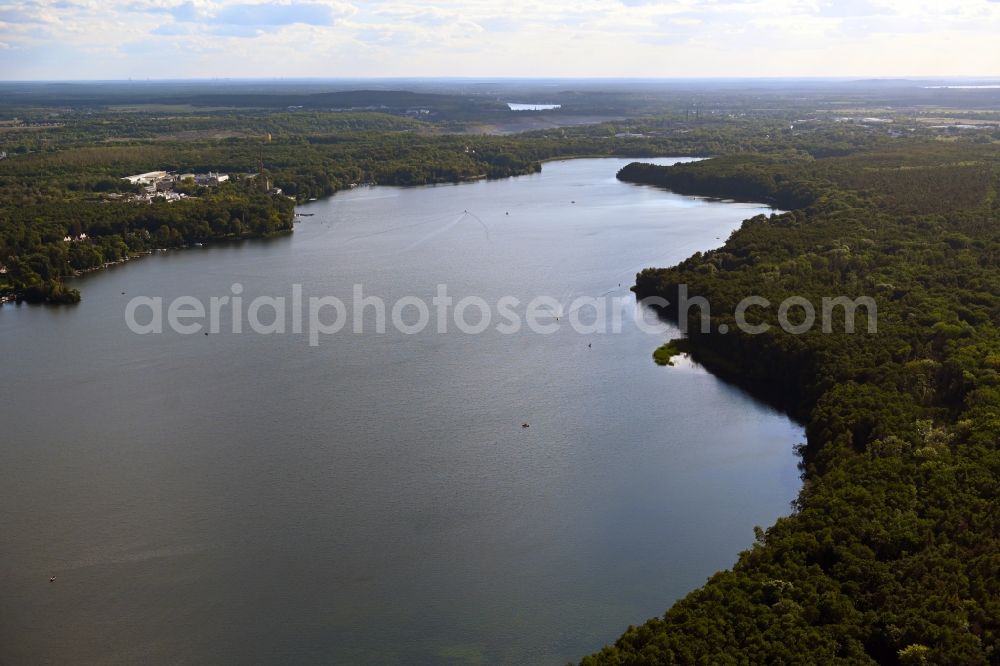 Hennickendorf from the bird's eye view: Riparian areas on the lake area of Stienitzsee in Hennickendorf in the state Brandenburg, Germany