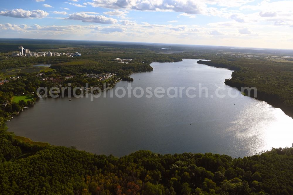 Hennickendorf from above - Riparian areas on the lake area of Stienitzsee in Hennickendorf in the state Brandenburg, Germany