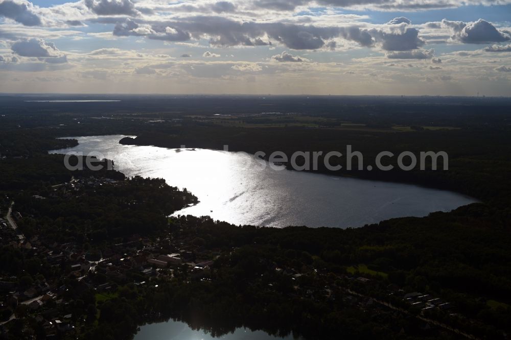 Hennickendorf from the bird's eye view: Riparian areas on the lake area of Stienitzsee in Hennickendorf in the state Brandenburg, Germany